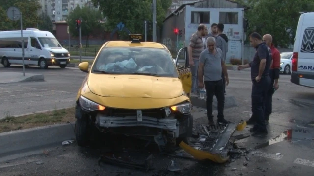 Gaziosmanpaşa’da acele eden taksi ile kamyonet çarpıştı: 3 yaralı