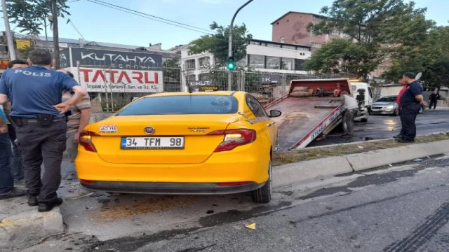 Gaziosmanpaşa’da taksi ile kamyonet kafa kafaya çarpıştı: 3 Yaralı 