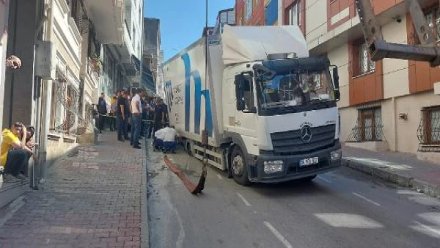 Gaziosmanpaşa’da yol çöktü kamyon tekerleği çukura düştü