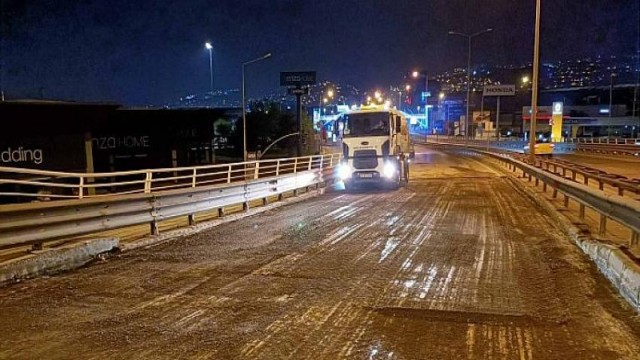 Gece yarısı asfalt serimiyle trafik aksatılmadı