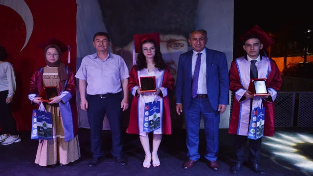 Gediz Anadolu Lisesinde mezuniyet heyecanı