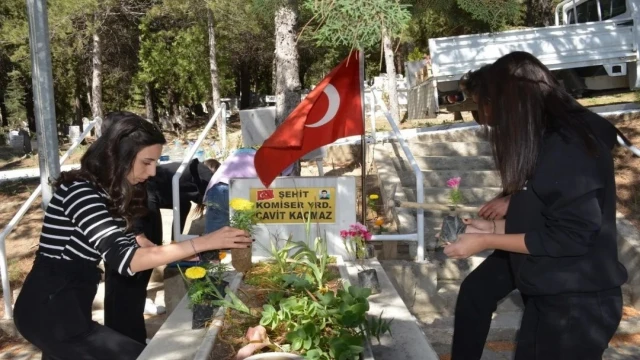 Gediz Sağlık Hizmetleri MYO’da, “Mezarlıklarımızı çiçeklendiriyoruz” isimli proje