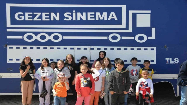 Gediz’de çocuklar, gezen sinema ile tanıştılar