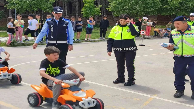 Gediz’de öğrencilere uygulamalı trafik eğitimi