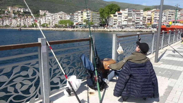 Gemlik’te müsilaj sona erdi, denizi oltacılar doldurdu