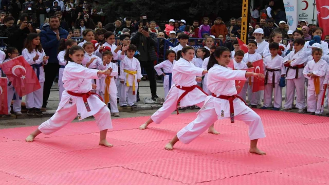 Gençler 19 Mayıs’ta gösterileriyle nefes kesti