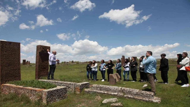 Giresunlu öğrenciler Ahlat’ı gezdi