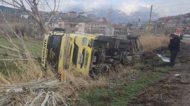 Gölbaşı’nda hurda yüklü tır devrildi