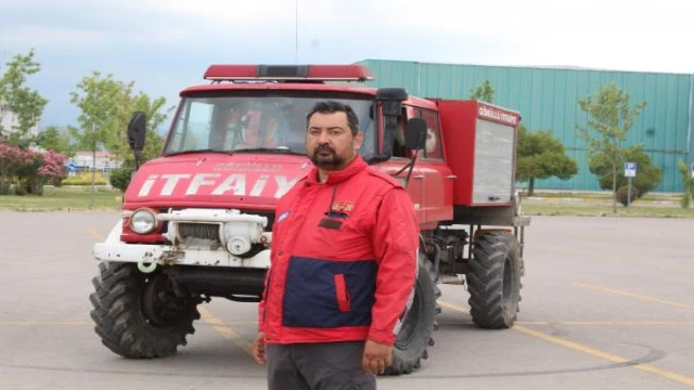 Gönüllü itfaiyeci, kendine ait itfaiye aracıyla yangınlara müdahale ediyor