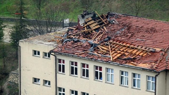 Göynük’te hortum çatıları uçurdu