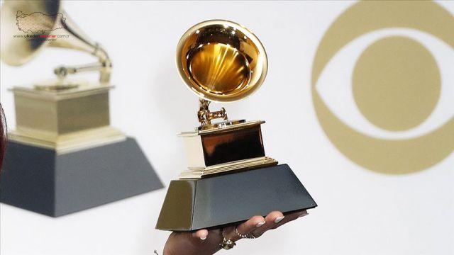 Grammy'de 'Oscar tokadı' göndermesi: Sahneye kaskla çıktı