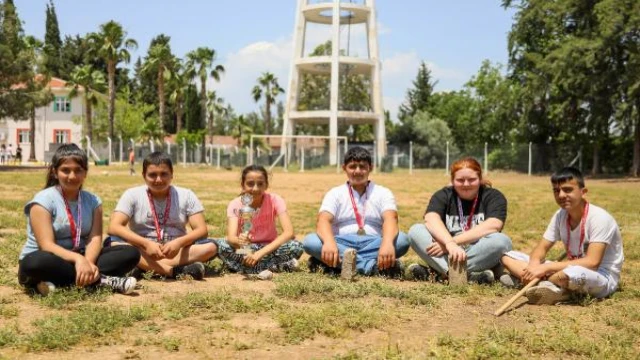 Gülle yerine parke taşı, cirit yerine süpürge sapı ile hazırlanıp madalyaları topladılar