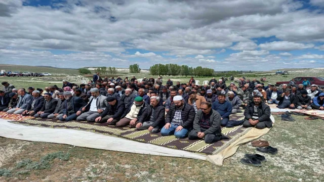 Günyüzü ilçesinde yağmur duası yapıldı