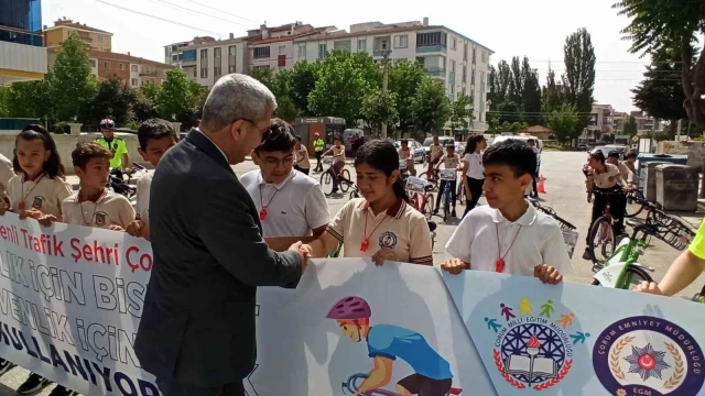 Güvenli bisiklet kullanımı eğitimi alan öğrencilere polis kask hediye etti