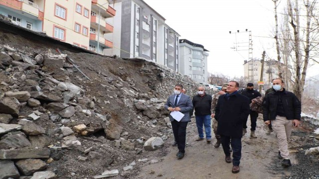 Hakkari Valisi Akbıyık, yıkılan istinat duvarını yerinde inceledi