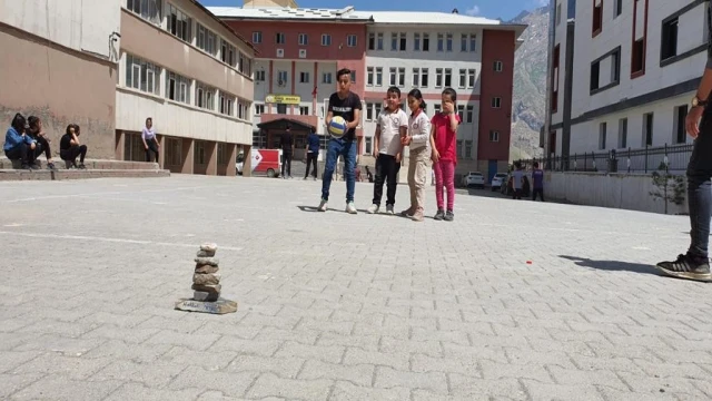 Hakkari’nin çocuk oyunlarını canlandırdılar