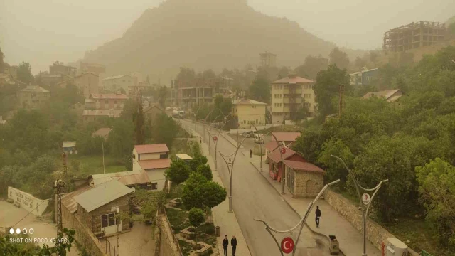 Hakkari’yi toz bulutu sardı