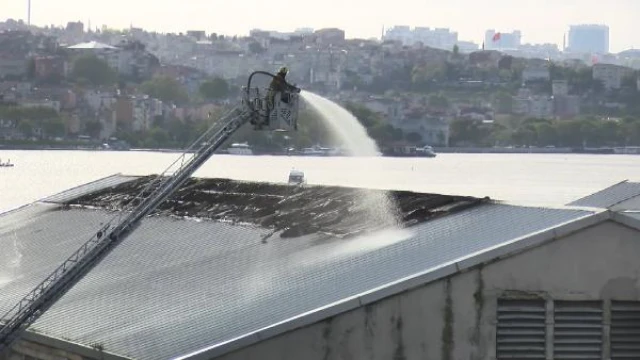 Haliç Tersanesi’nin çatısında yangın 