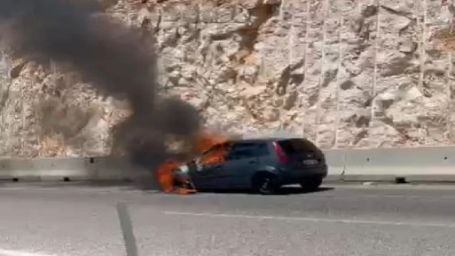 Hareket halindeki otomobil alev topuna döndü