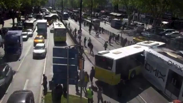 Haseki tramvay durağında İETT otobüsü ile tramvay çarpıştı.