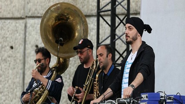 Hey! Douglas, Cuma İş Çıkışı İzmir Kültürpark’ta Sahne Alacak