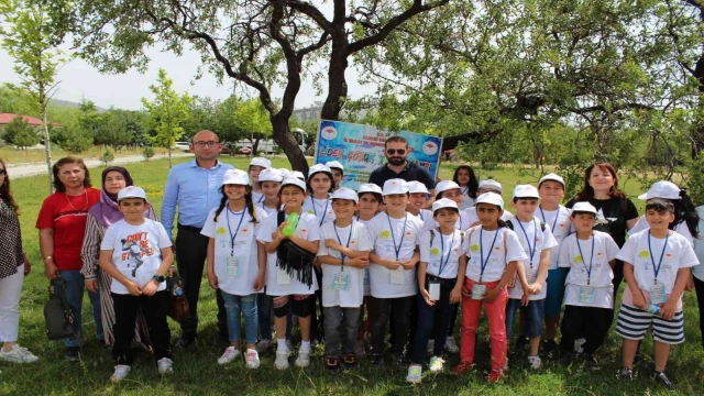 Hipodromda piknik yapan ve atlara binen çocuklar doyasıya eğlendi