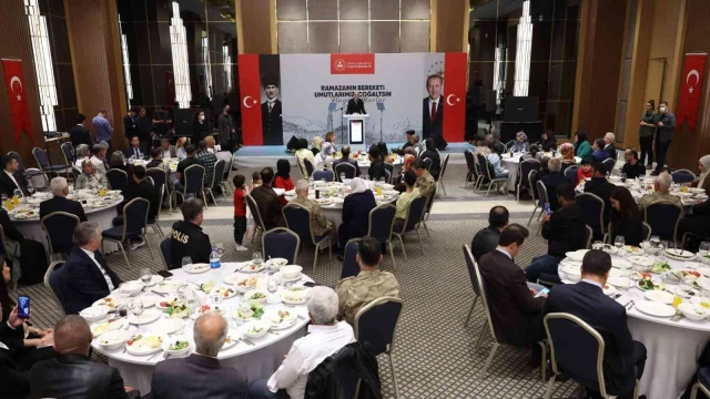 İçişleri Bakanı Soylu, Diyarbakır’da evlat nöbetindeki ailelerle iftarda bir araya geldi