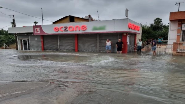 İçme suyu borusu patladı, ev ve iş yerlerini su bastı