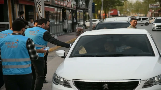 İftar saatinde yolda kalan vatandaşlara iftarlık kumanya dağıtıldı