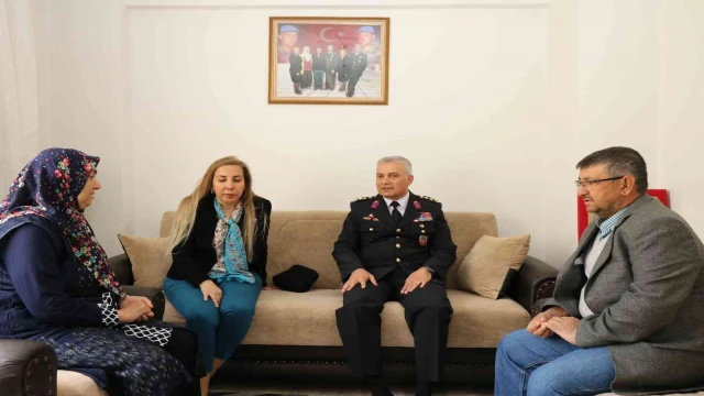 İl Jandarma Komutanı Ali Yıldız ve eşi, şehit annelerini yalnız bırakmadı