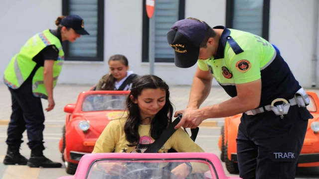 İlk kez araç kullandılar, heyecanları yüzlerine yansıdı