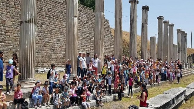 İlkokul öğrencileri Bergama tarihini öğreniyor