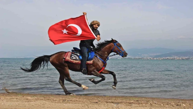 İşe atla gidiyor, sokakları onunla turluyor