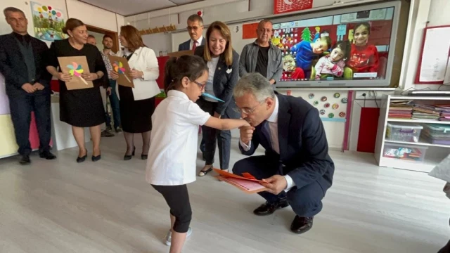 İşitme engelli öğrenciler de törenle karnelerini aldı