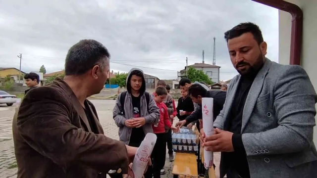 İsmini açıklamadı, tüm okula döner ikram etti