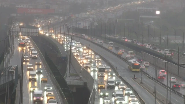 İstanbul güne yağmurla uyandı, trafik yüzde 51’e ulaştı