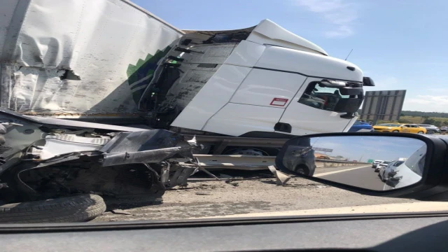 İstanbul Pendik'te beton tankeri devrildi.