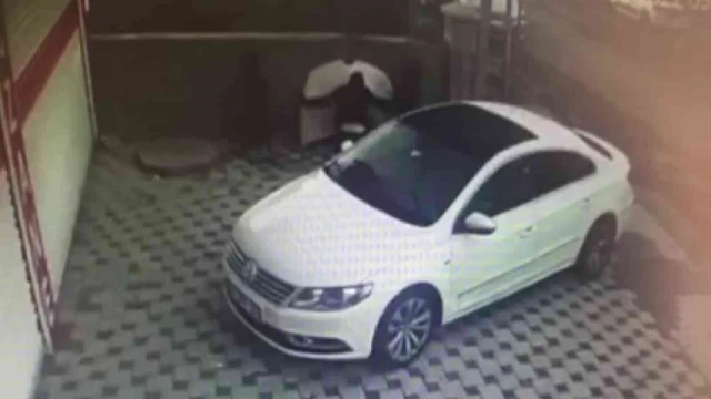 İstanbul’da otomobillere dadanan kaput hırsızı kamerada