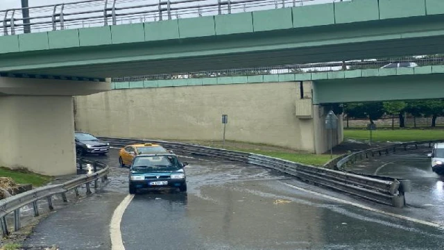 İstanbul’da yağmurda sürücülerin zor anları