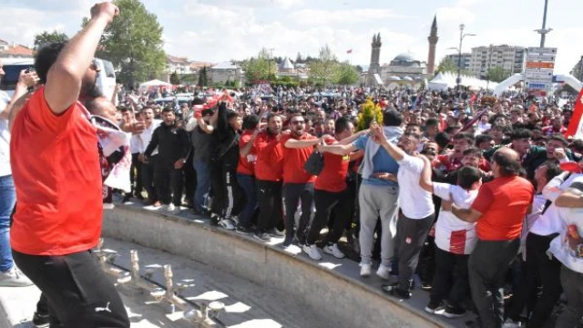 İstanbul’dan otobüslerle dönen Sivaslıların kentte kupa sevinci