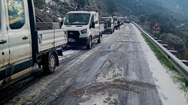 İzmir Büyükşehir Belediyesi 20 ilçede kar ve buzlanmayla mücadele ediyor