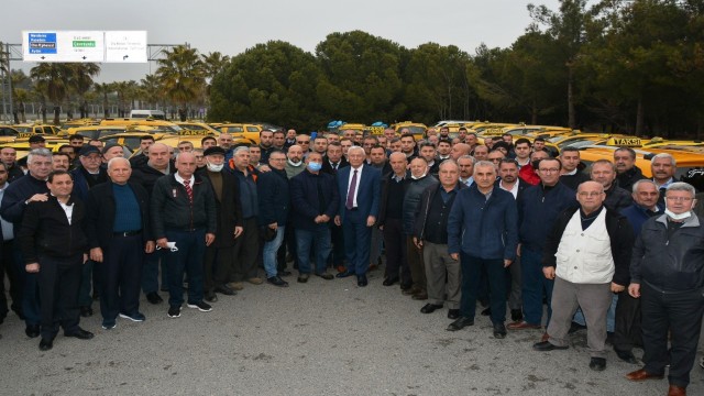 İzmir havaalanında toplanan taksicilerden taşıma ihalesine tepki