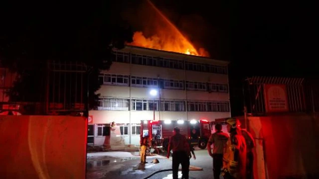 İzmir’de okul çatısında yangın