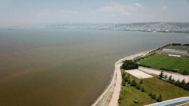 İzmit Körfezi derelerden akan sularla çamur rengini aldı