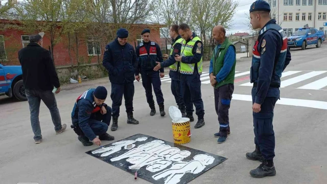 Jandarma ekipleri ve çocuklar yaya geçidini yeniledi