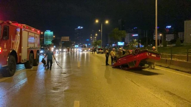 Kadıköy d-100 karayolunda 2 otomobil çarpıştı; trafik kontrollü şekilde sağlandı 