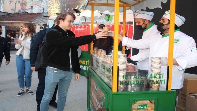 Kadıköy sokaklarını iftar vakti çorba kokusu sardı