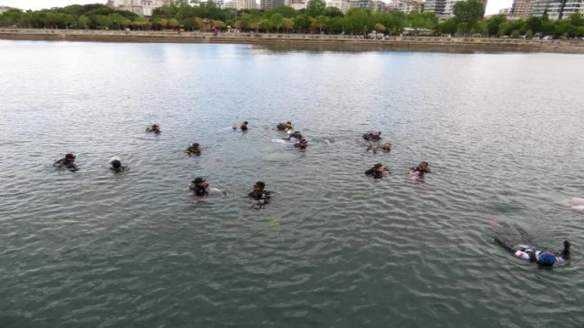 Kadıköy’de denizde Atatürk Portresiyle Türk Bayrağı açtılar