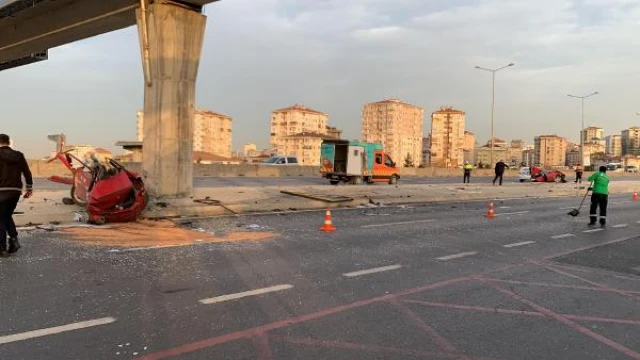 Kadıköy’de feci kaza; otomobil ikiye bölündü