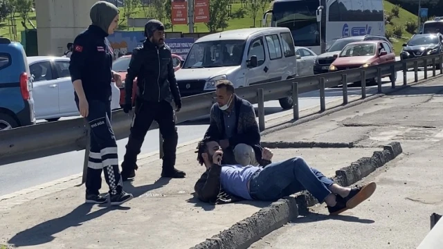 Kadıköy’de güzergahının dışına çıkan minibüsçünün E-5’te indirdiği yolcuya motosiklet çarptı